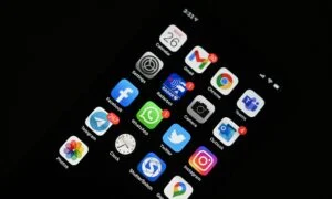 ФБР: Кибергруппы, связанные с Россией, атакуют пользователей мессенджеров
