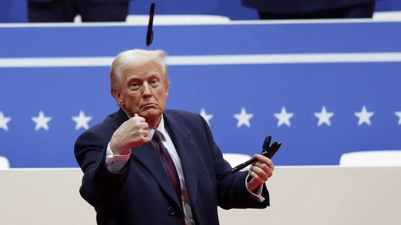 Трамп на заседании кабинета показал, как сократить госрасходы с помощью ручки